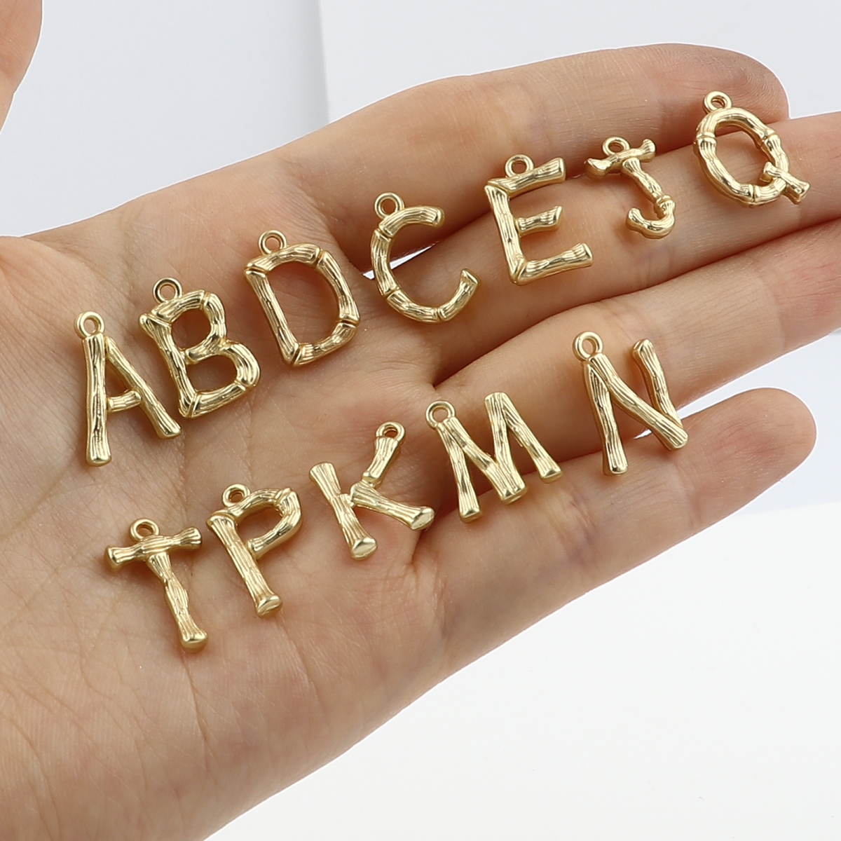 Буква латинская "D", цвет золото 16*13мм
