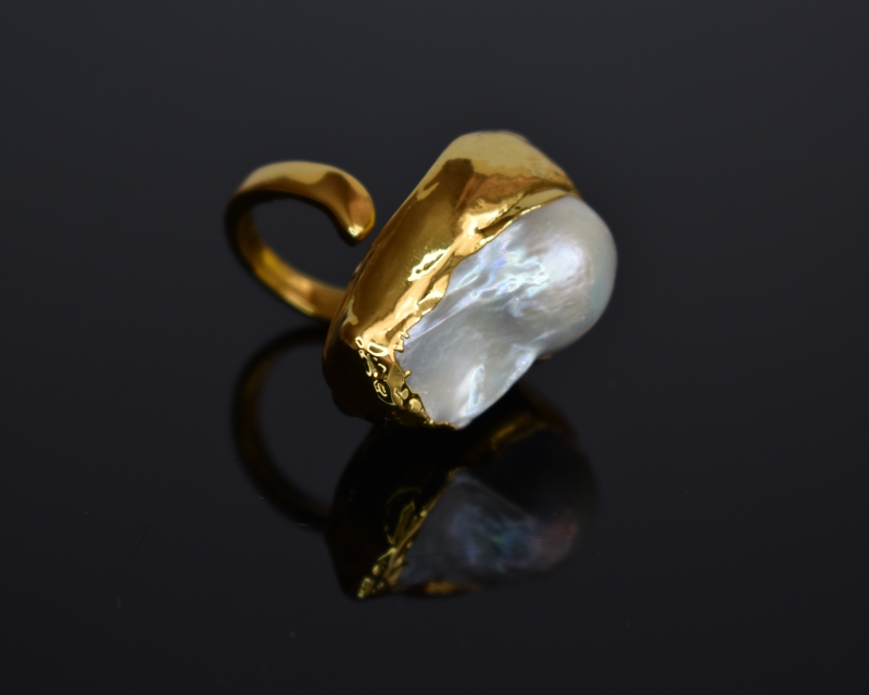 Кольцо крупное безразмерное цвет золото с натуральным жемчугом