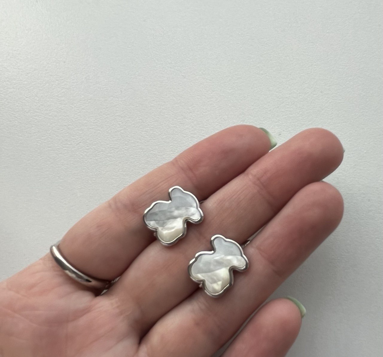 Швензы Мишки "Тоус" с натуральным граненым перламутром цвет серебро размер 15мм