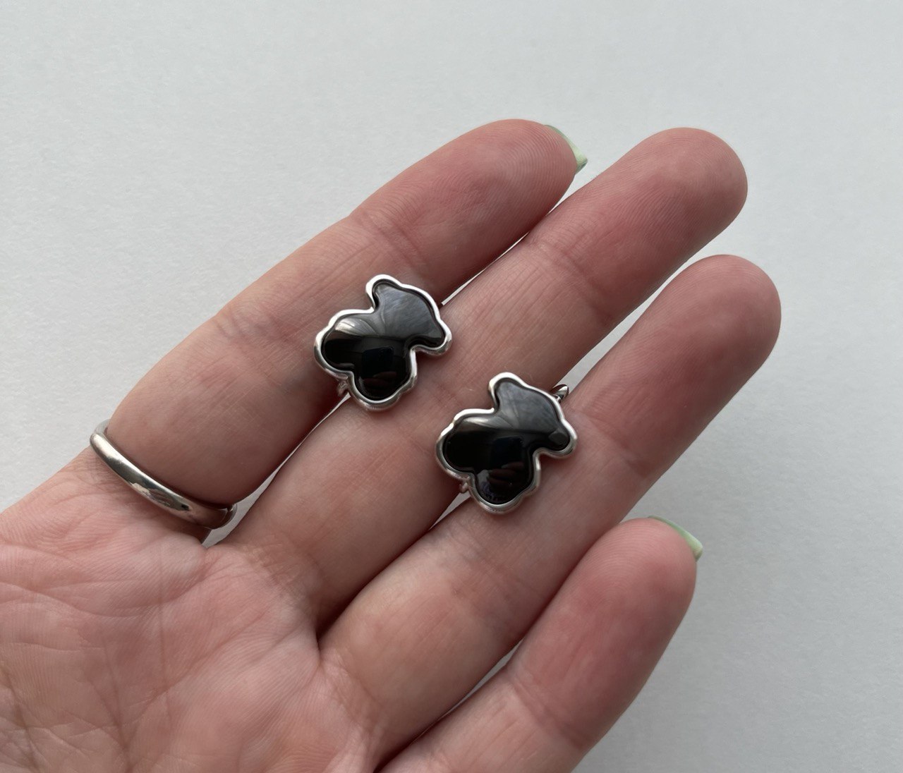 Швензы Мишки "Тоус" с гладким черным ониксом цвет серебро размер 15мм