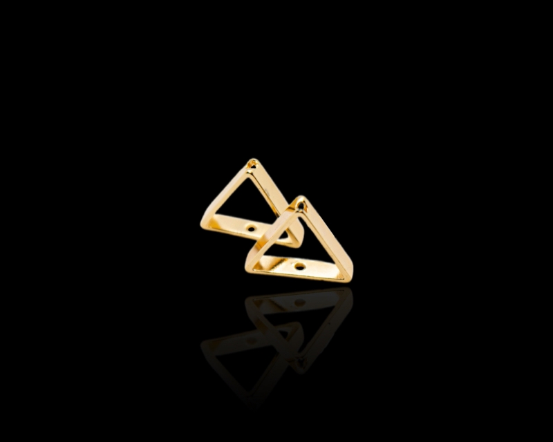 Треугольник с двумя маленькими отверстиями цвет золото 14*3мм